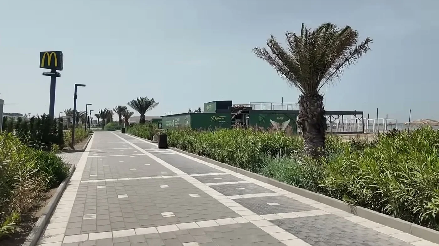 Дорожка мимо вывески McDonald's