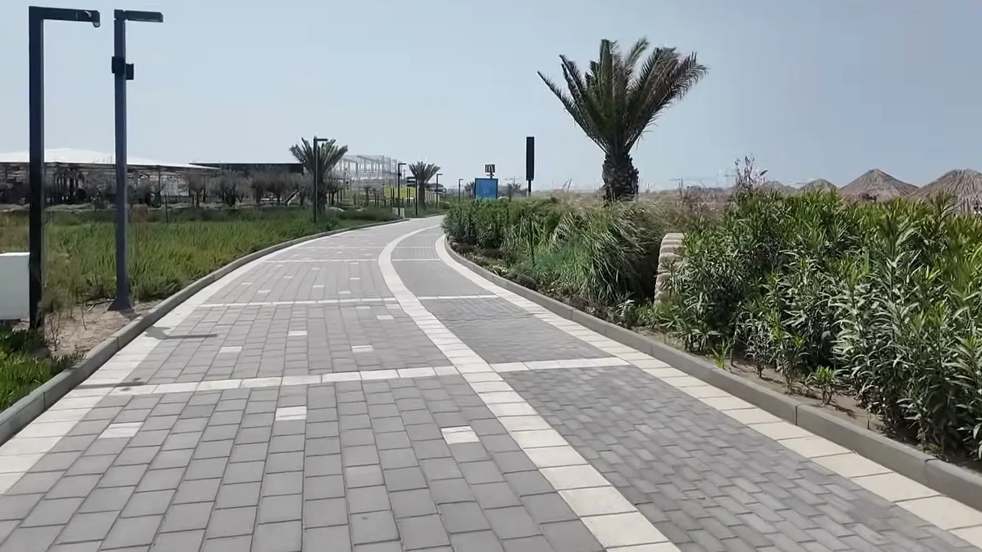 Фонари вдоль пешеходной части